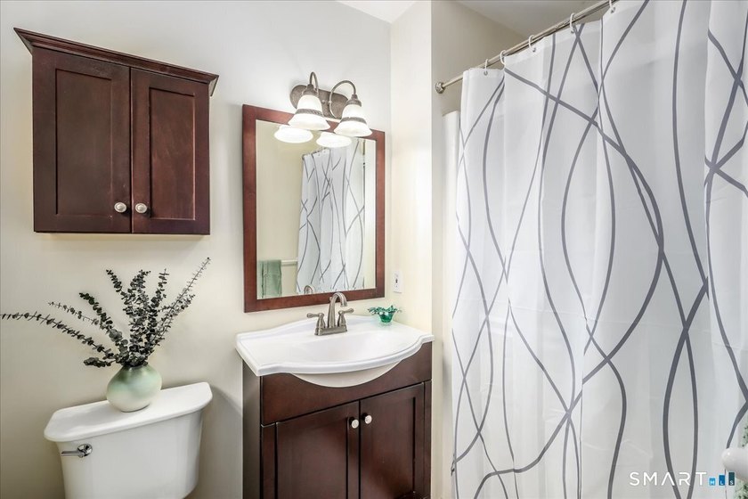 PERFECT SIZE- UPDATED-IMMACULATE! Immaculate and exceptionally - photo 17