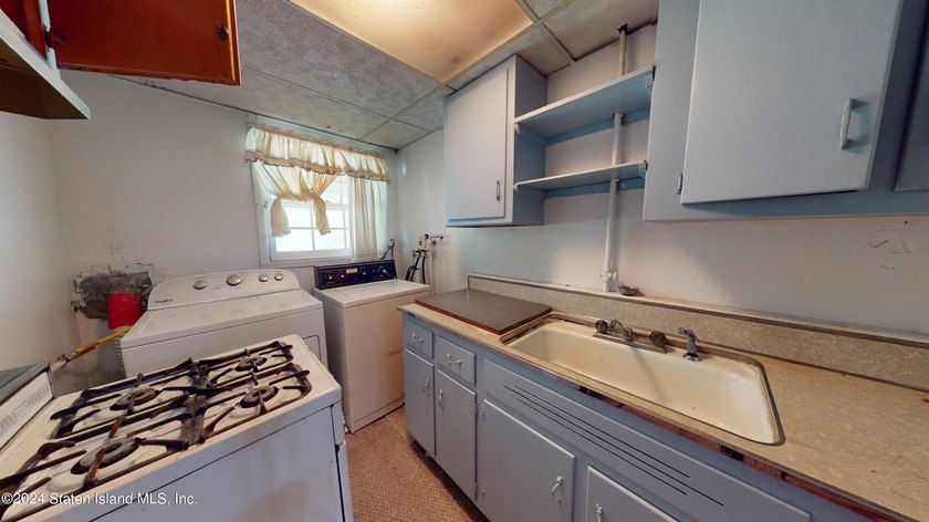 Charming detached home in the heart of Richmond Town, offering - photo 30