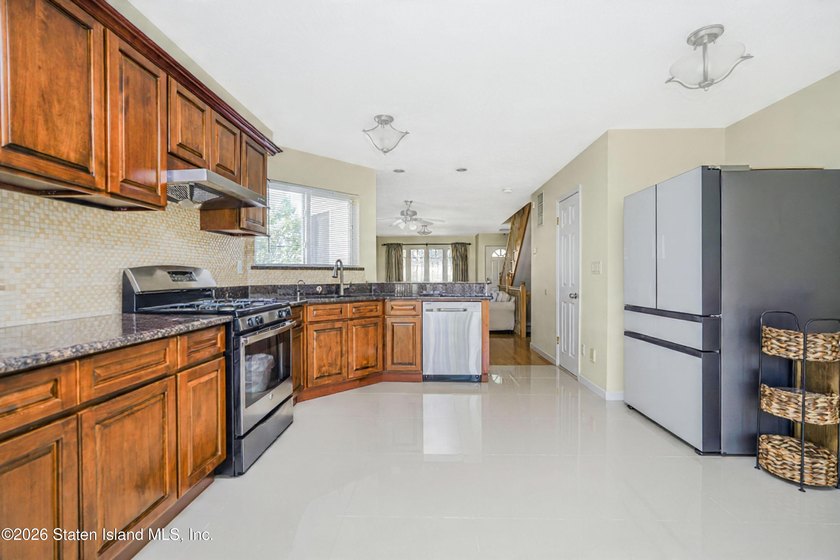 Welcome to 162 Bathgate St - Beautiful Legal 2 family Semi - photo 11