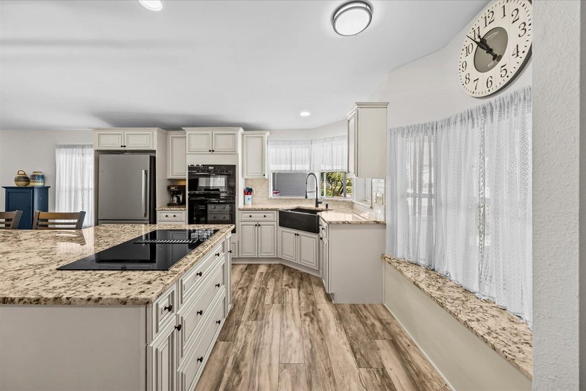 Seller is highly motivated and must sell this stunning - photo 13