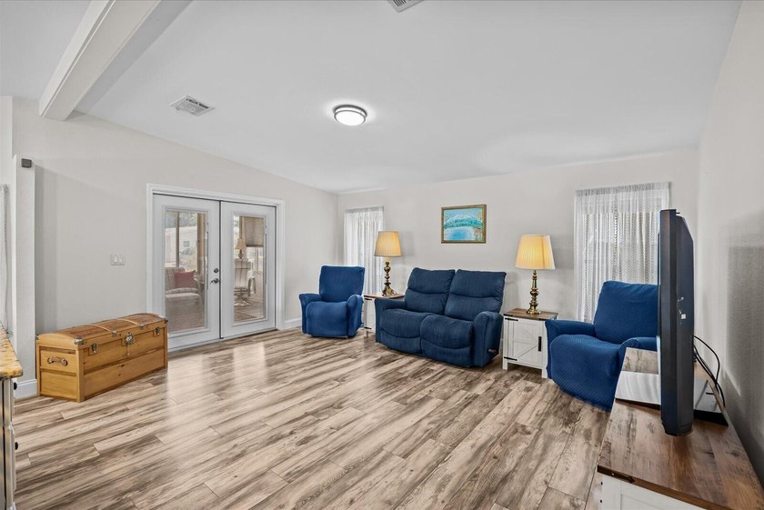 Seller is highly motivated and must sell this stunning - photo 17