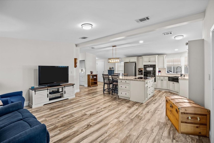Seller is highly motivated and must sell this stunning - photo 19
