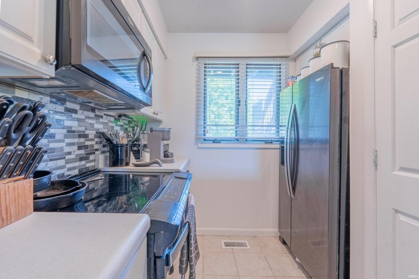 Enjoy this easily accessible first-floor Water's Edge 2-bedroom - photo 8