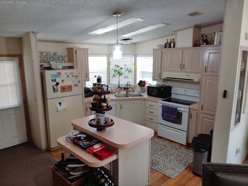 This home is tastefully decorated and completely move in ready! - photo 3