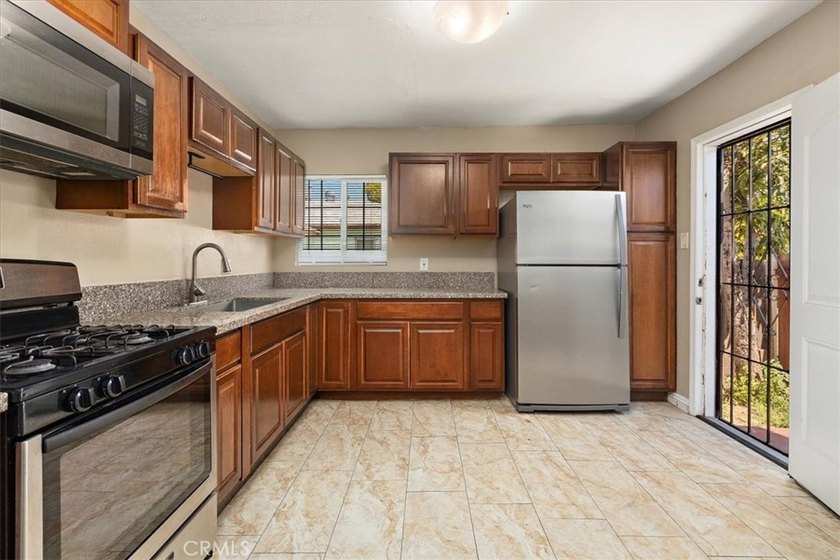Charming duplex opportunity in Long Beach featuring two - photo 9