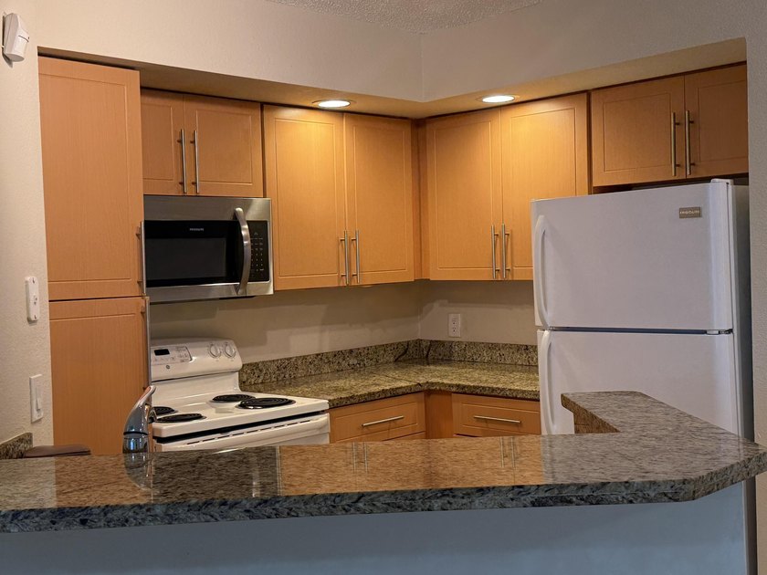 Spectacular 2BR / 2BA condo in Coral Key. This first floor unit - photo 2