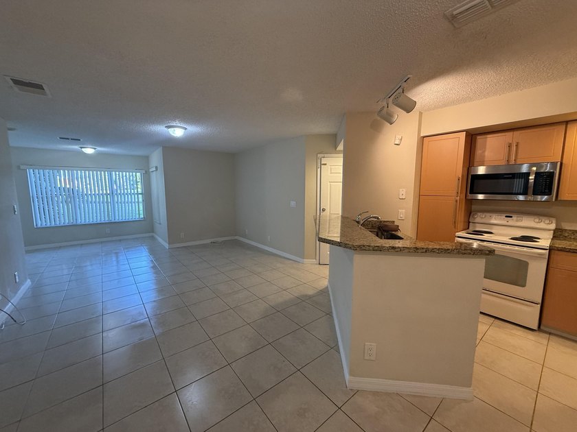 Spectacular 2BR / 2BA condo in Coral Key. This first floor unit - photo 3