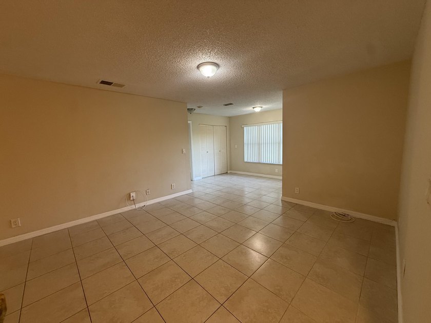 Spectacular 2BR / 2BA condo in Coral Key. This first floor unit - photo 7