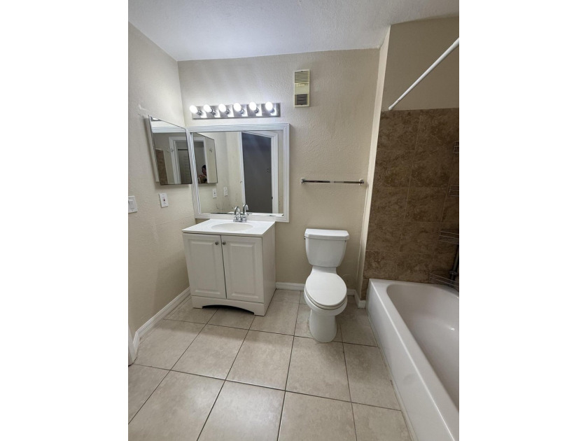 Spectacular 2BR / 2BA condo in Coral Key. This first floor unit - photo 9
