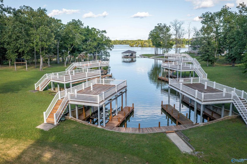 Welcome to exceptional waterfront living! This beautiful home - photo 3