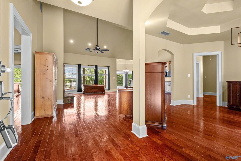 Welcome to exceptional waterfront living! This beautiful home - photo 5
