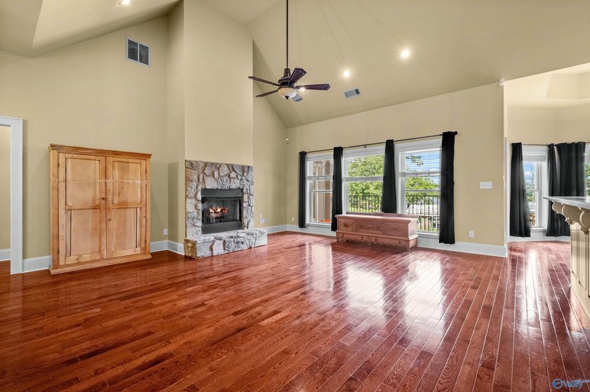 Welcome to exceptional waterfront living! This beautiful home - photo 6