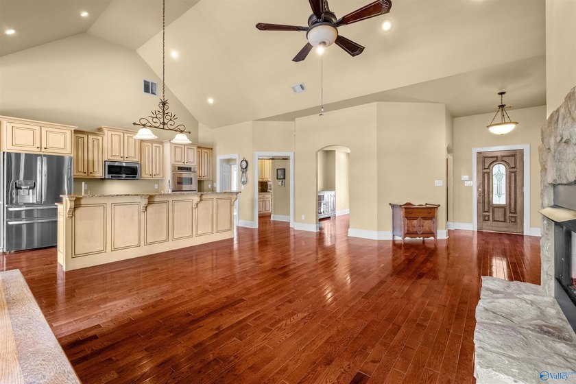 Welcome to exceptional waterfront living! This beautiful home - photo 8