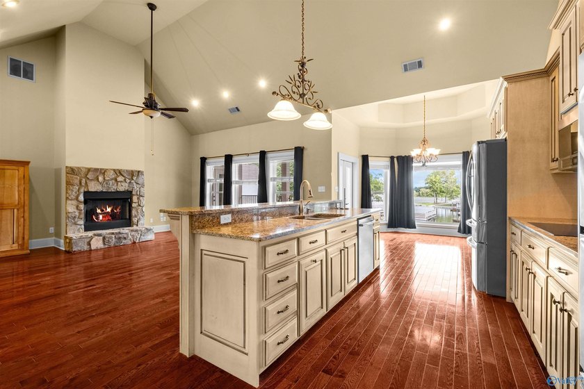 Welcome to exceptional waterfront living! This beautiful home - photo 9