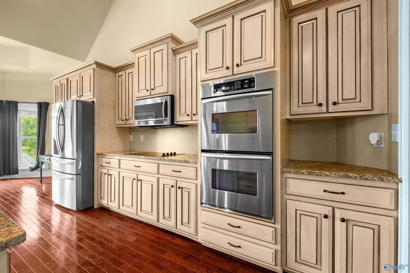 Welcome to exceptional waterfront living! This beautiful home - photo 10