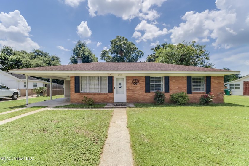This 1,255 SqFt brick home is ideally located just off Cowan - photo 2