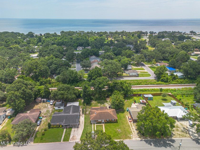 This 1,255 SqFt brick home is ideally located just off Cowan - photo 4