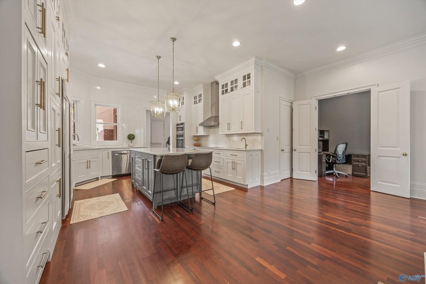 Luxurious lakefront living! You will love every square foot of - photo 9