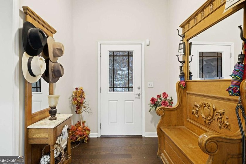 This true craftsman's style ranch located in the desirable lake - photo 3
