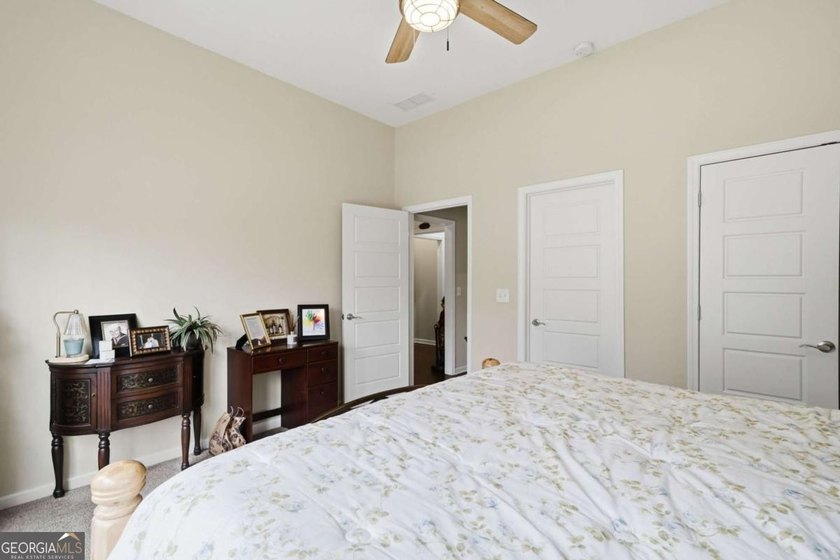 This true craftsman's style ranch located in the desirable lake - photo 5