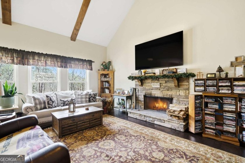 This true craftsman's style ranch located in the desirable lake - photo 8