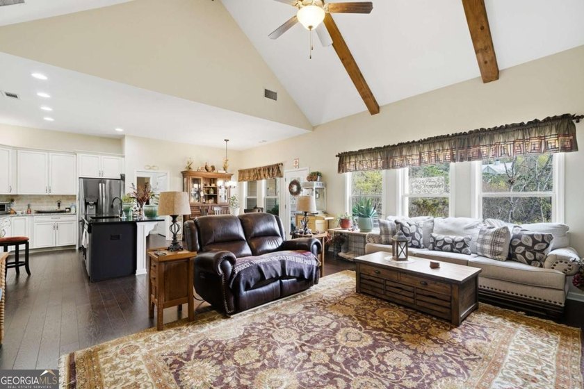This true craftsman's style ranch located in the desirable lake - photo 9