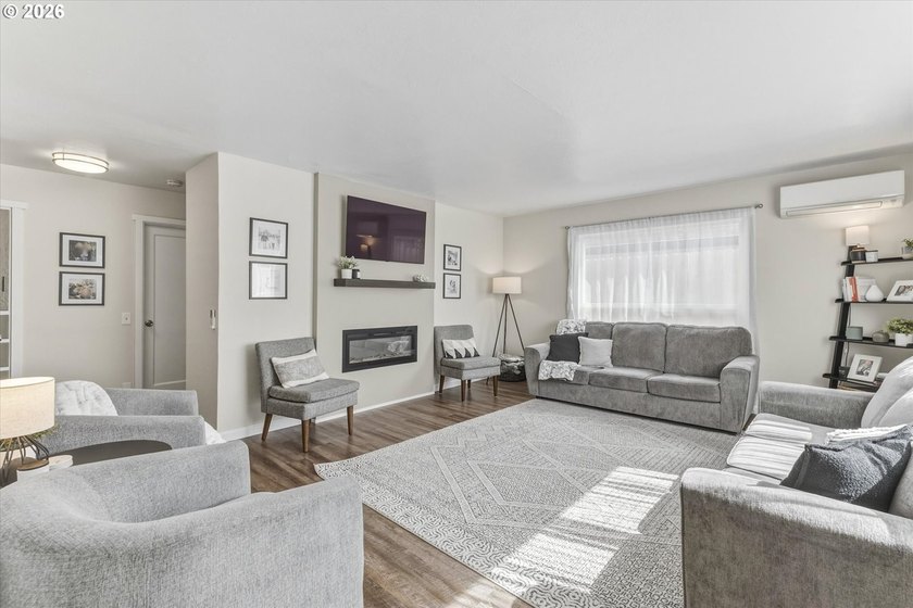 Immaculate, move-in ready cream-puff home that's been lovingly - photo 4