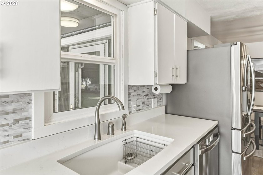 Immaculate, move-in ready cream-puff home that's been lovingly - photo 9