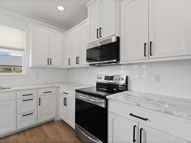Welcome to this beautifully updated 3-bedroom, 2-bath - photo 9