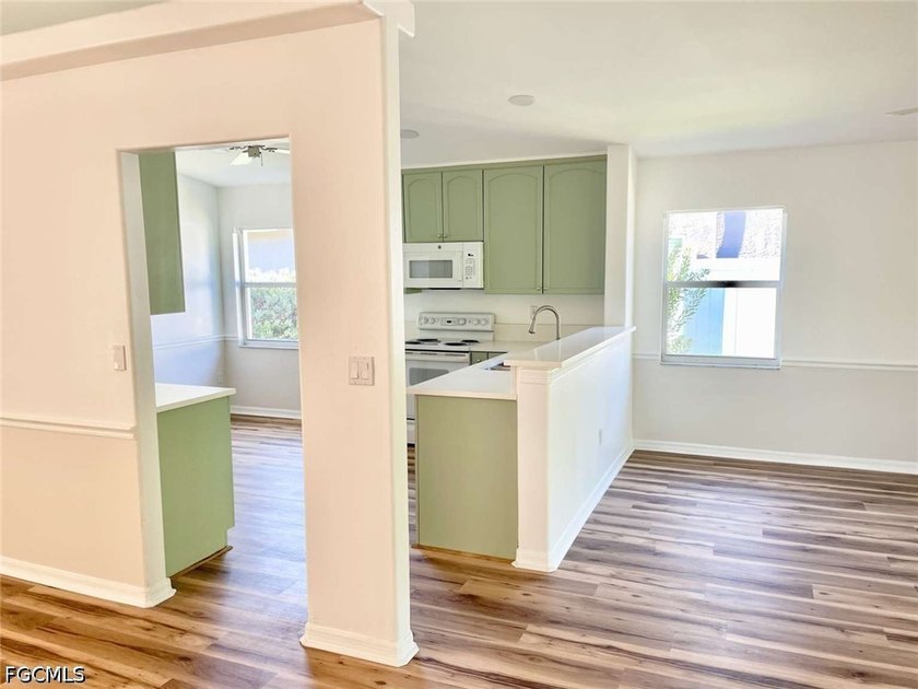 Move-in ready! Start packing for this bright and airy 3 bedroom - photo 5