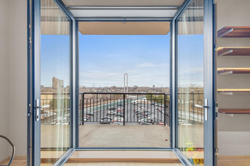 Live in the heart of it all at 212 Lofts in the North Loop - photo 2