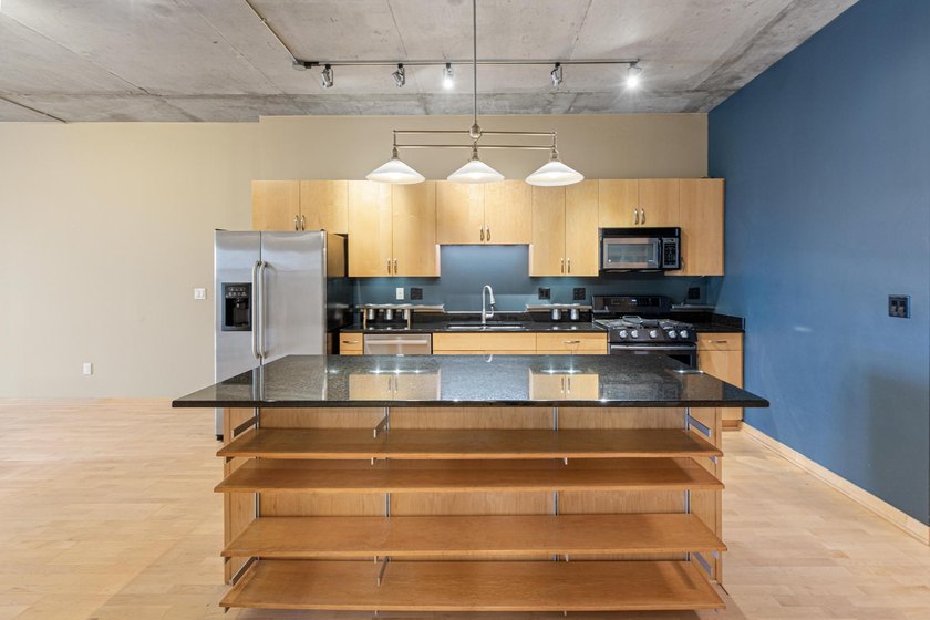 Live in the heart of it all at 212 Lofts in the North Loop - photo 6