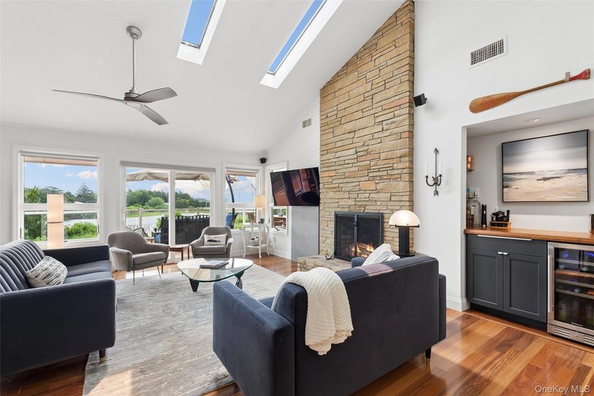 Perfectly sited on a protected inlet on West Lake, with direct - photo 4
