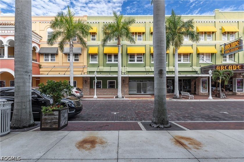 Experience authentic loft living in the heart of the Historic - photo 4