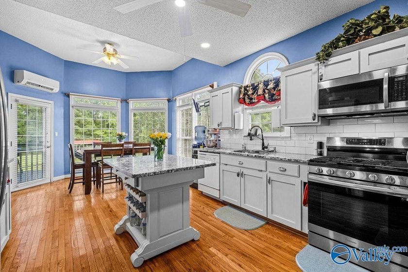 WHORTON BEND | WATERFRONT | HOME OFFICE| 4BDRM/2.5BTH family - photo 6