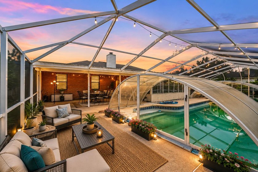 Private Florida resort-style brick home with screened pool - photo 3