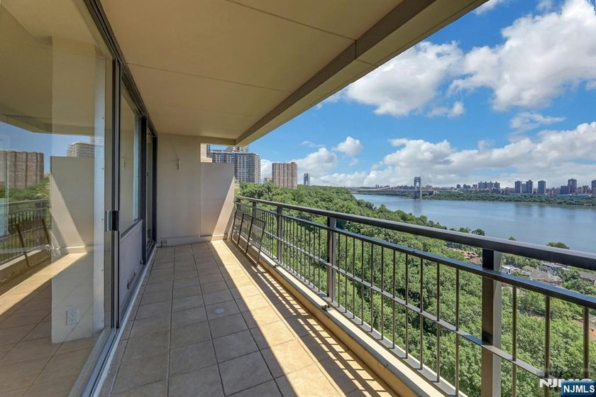 Welcome to this fabulous 2 bedroom and 2 full baths duplex up - photo 6