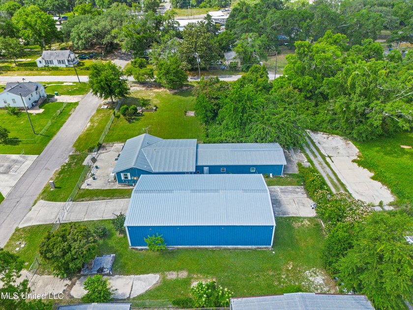 Versatile Flex Space with Office, Warehouse &amp; Yard - B-2 Zoned | - photo 2