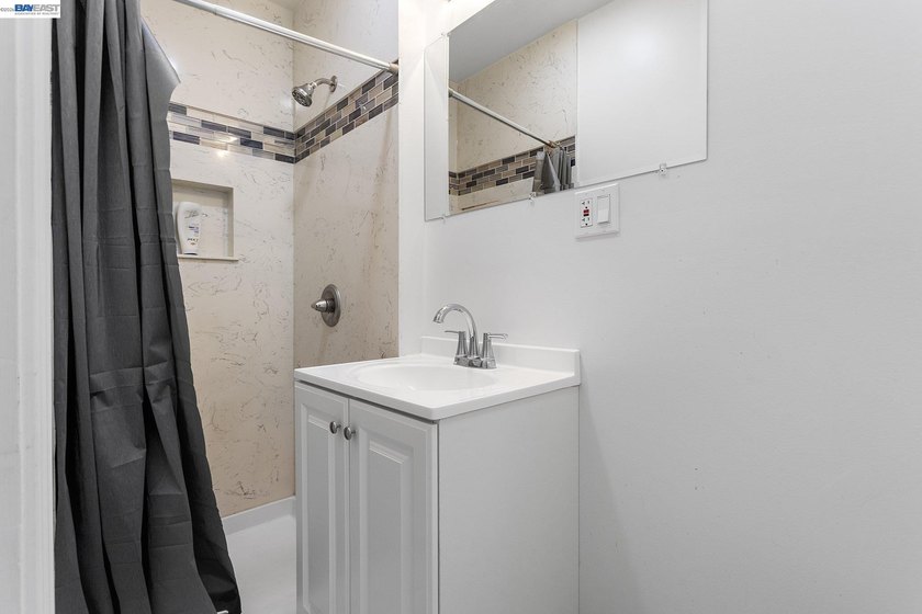 Welcome to this beautifully updated single-story cottage - photo 12