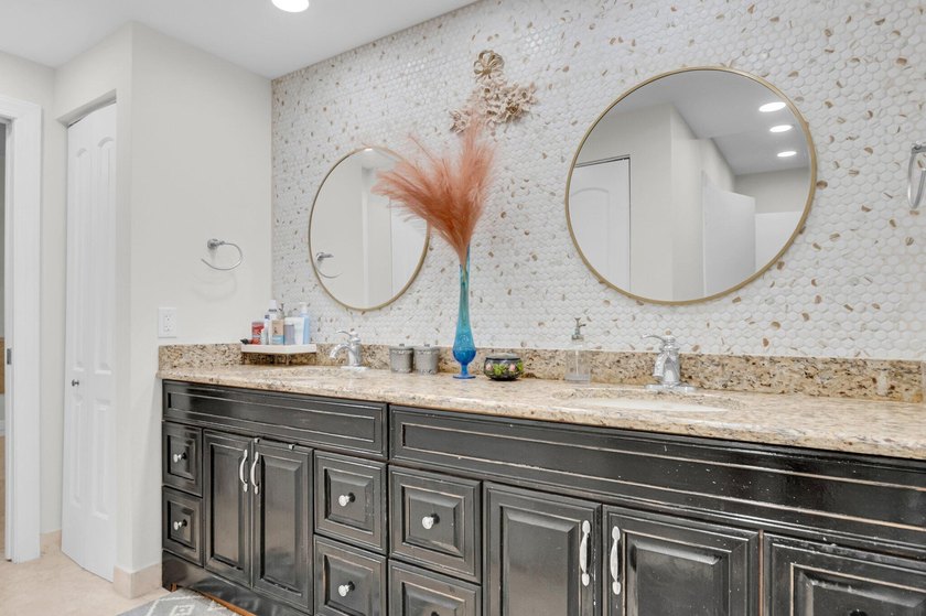 Welcome to this stunning townhouse in the desirable community of - photo 36