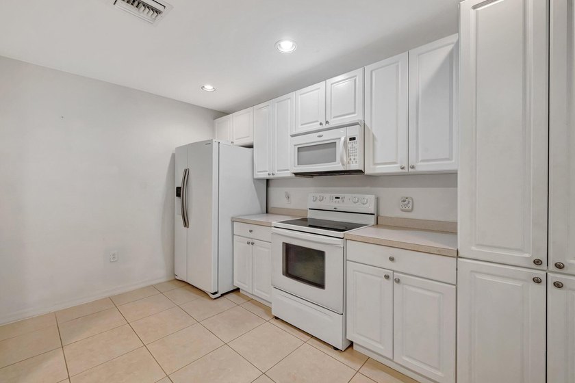 Priced to sell immediately! This move-in ready 2/2/1 townhome in - photo 11