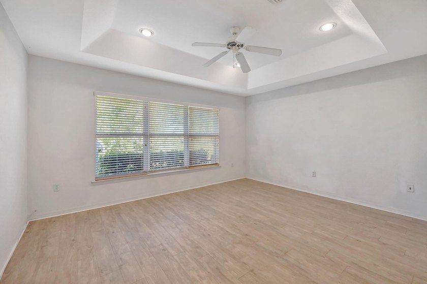 Priced to sell immediately! This move-in ready 2/2/1 townhome in - photo 17