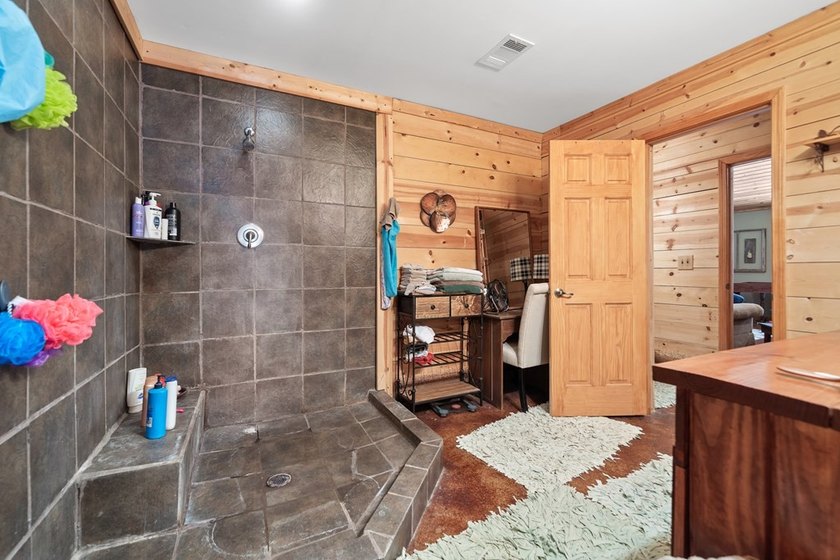 WE HAVE REDUCED THE PRICE. 5 bedroom 3 bath house with 200 feet - photo 31