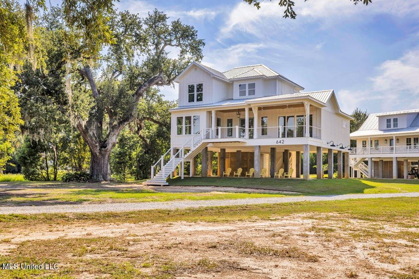 Stunning waterfront property with beautiful views of the Bay of - photo 3
