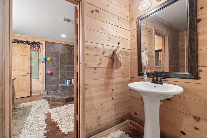 WE HAVE REDUCED THE PRICE. 5 bedroom 3 bath house with 200 feet - photo 33