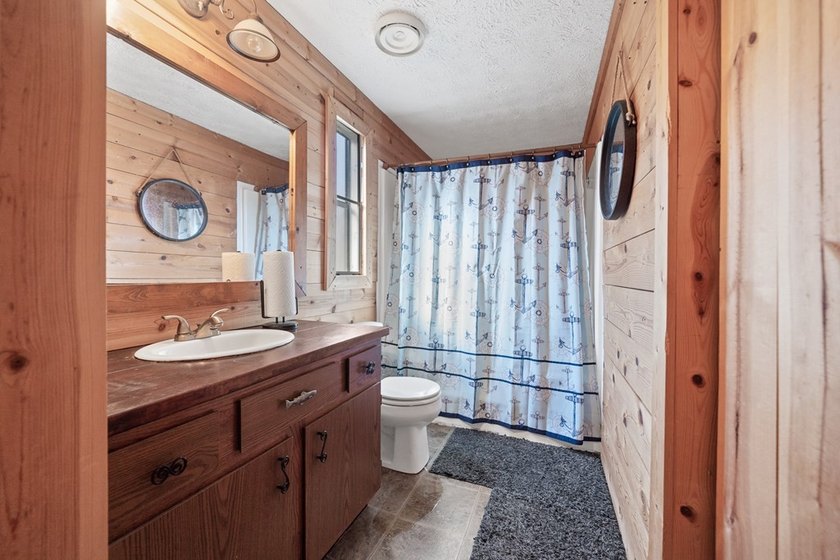 WE HAVE REDUCED THE PRICE. 5 bedroom 3 bath house with 200 feet - photo 34