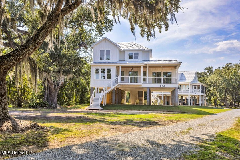 Stunning waterfront property with beautiful views of the Bay of - photo 5