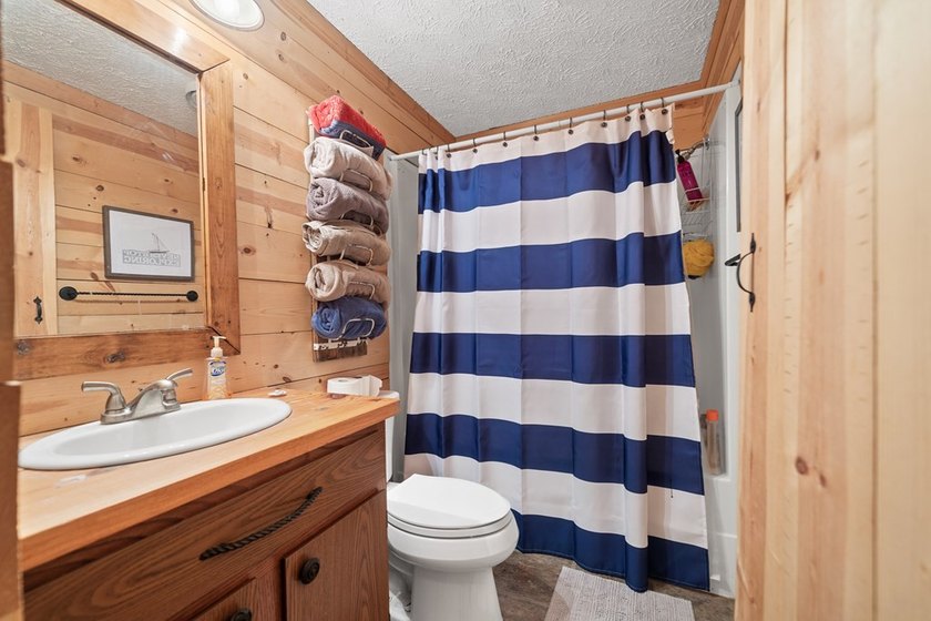 WE HAVE REDUCED THE PRICE. 5 bedroom 3 bath house with 200 feet - photo 36