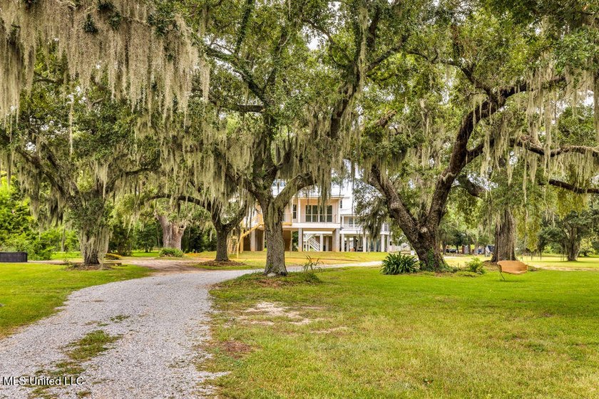 Stunning waterfront property with beautiful views of the Bay of - photo 7