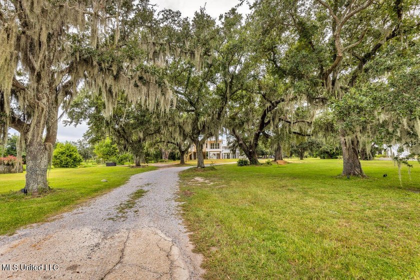 Stunning waterfront property with beautiful views of the Bay of - photo 9